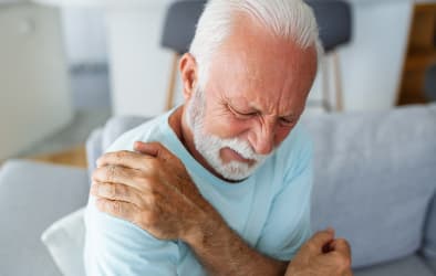 men shoulder pain